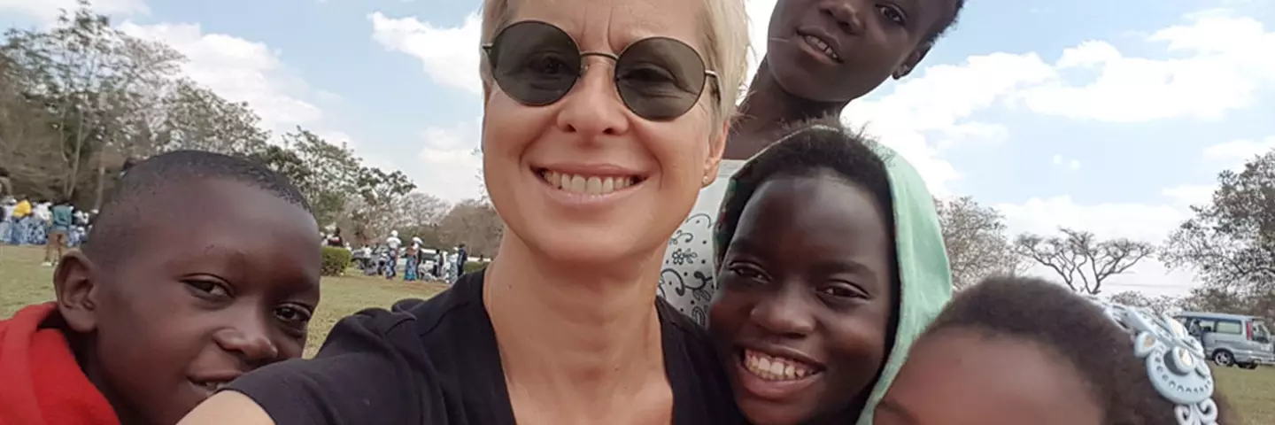 Volunteer mit Kindern