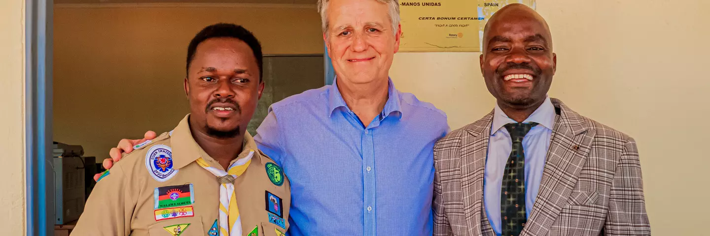 Deodatius Muriya, Uwe Bothur und Madalitso Mbalazada vorm Schulgebäude St. Mauritius