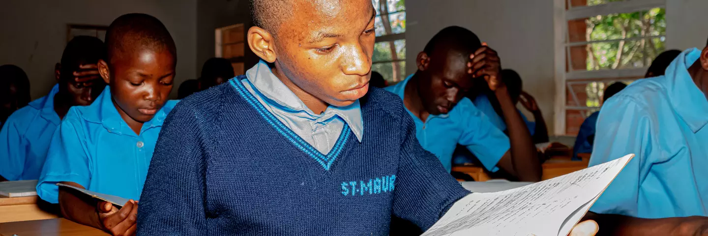 Ein Schüler im Unterricht an der St. Mauritius-Schule