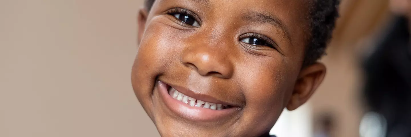 Junge im Montessori-Kindergarten, Masifunde, Südafrika