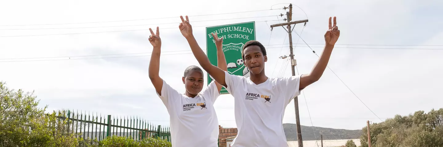 Zwei Schüler der Ekuphumleni Secondary School in Whittlesea nehmen als Africa Runners an einem Spendenlauf teil