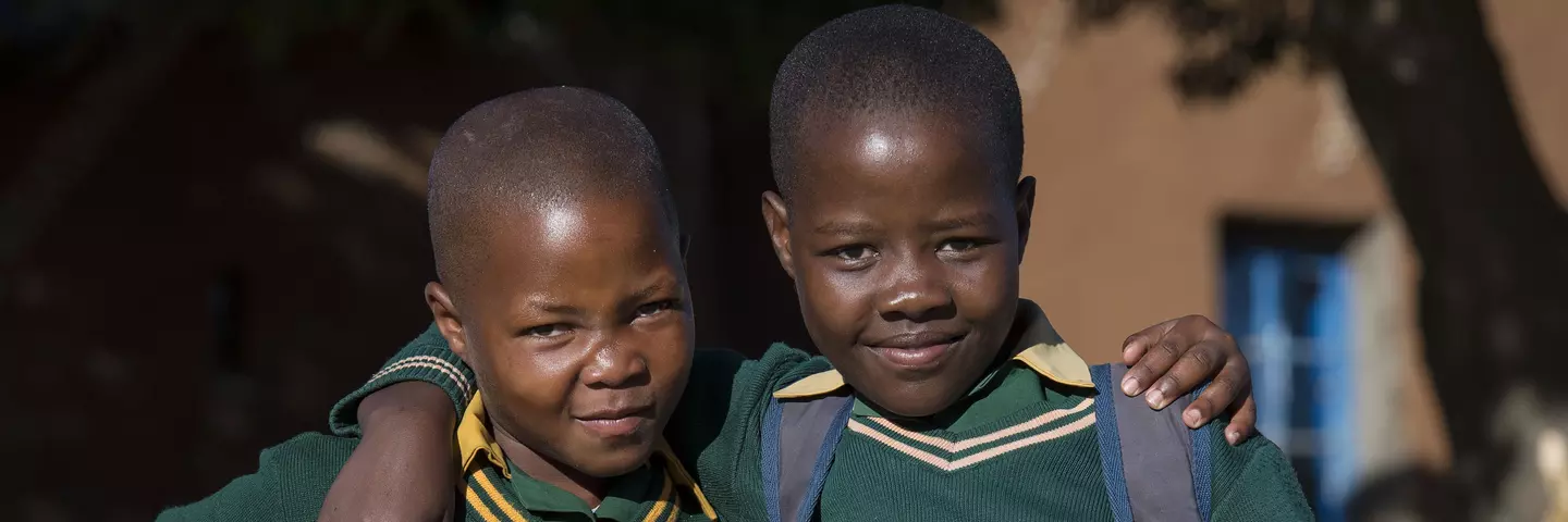 Zwei Mädchen im Mants'ase-Kinderheim in Lesotho