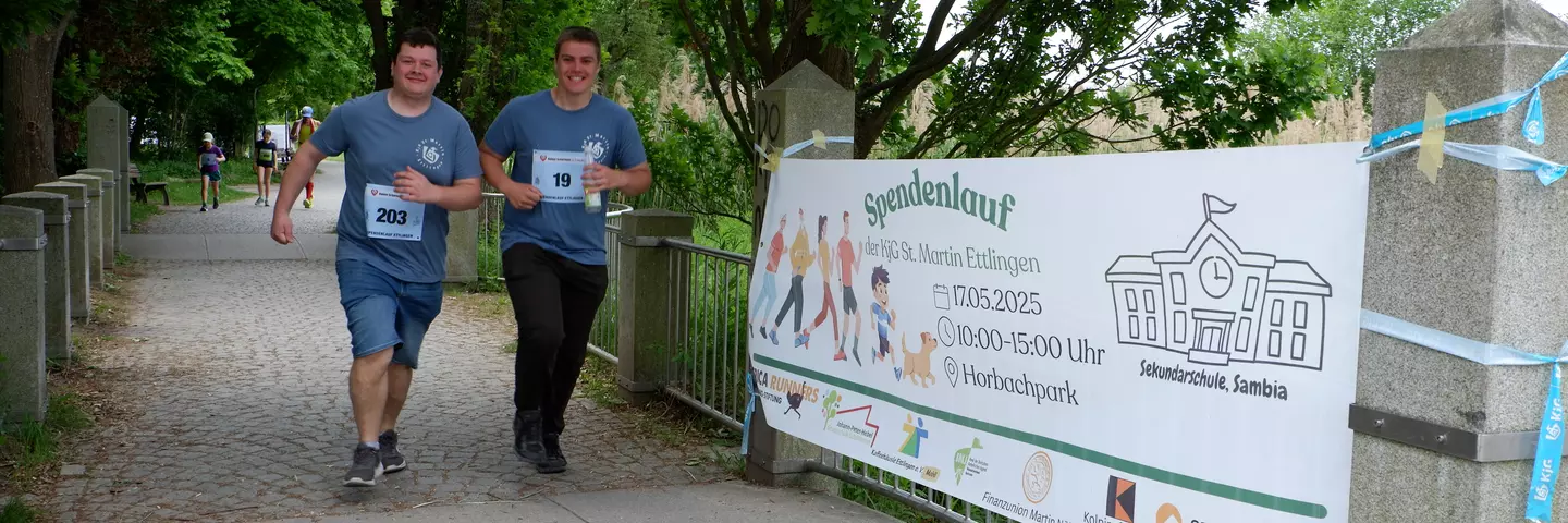 Two runners at the KJG Ettlingen charity race in 2025