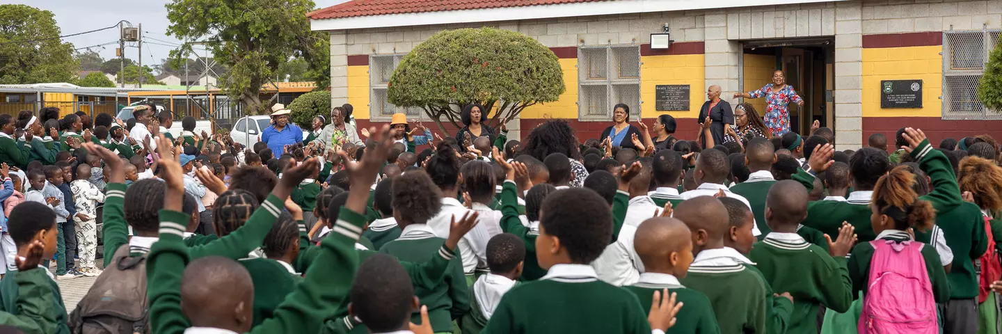 Schüler der Grundschule im Walmer Township versammeln sich im Schulhof.