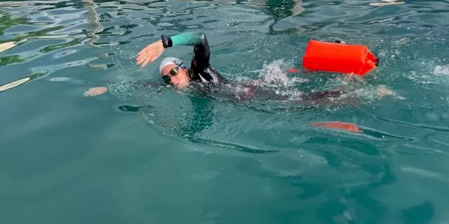 Bianca Lerch is swimming in the open sea.