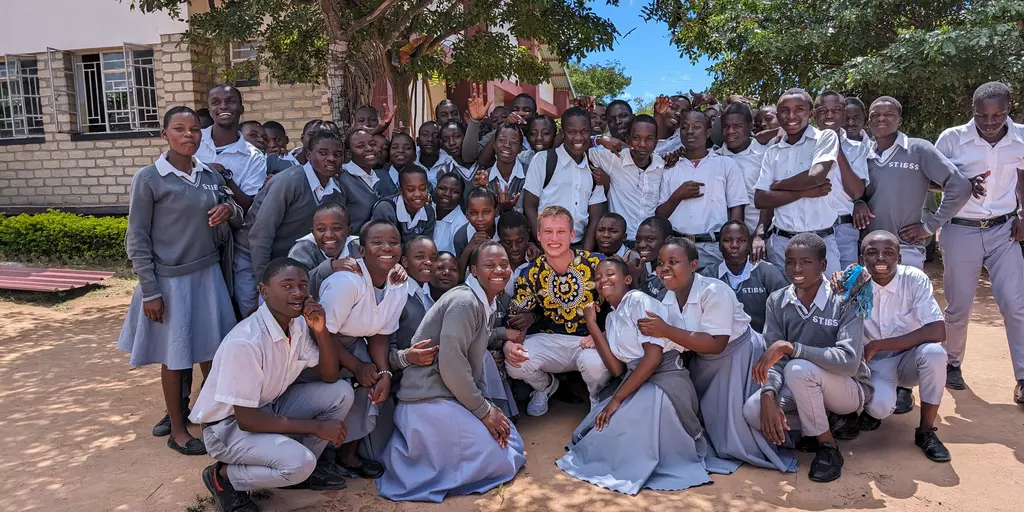 Ein Freiwilliger aus Deutschland mit Schülern der St. Ignatius-Schule