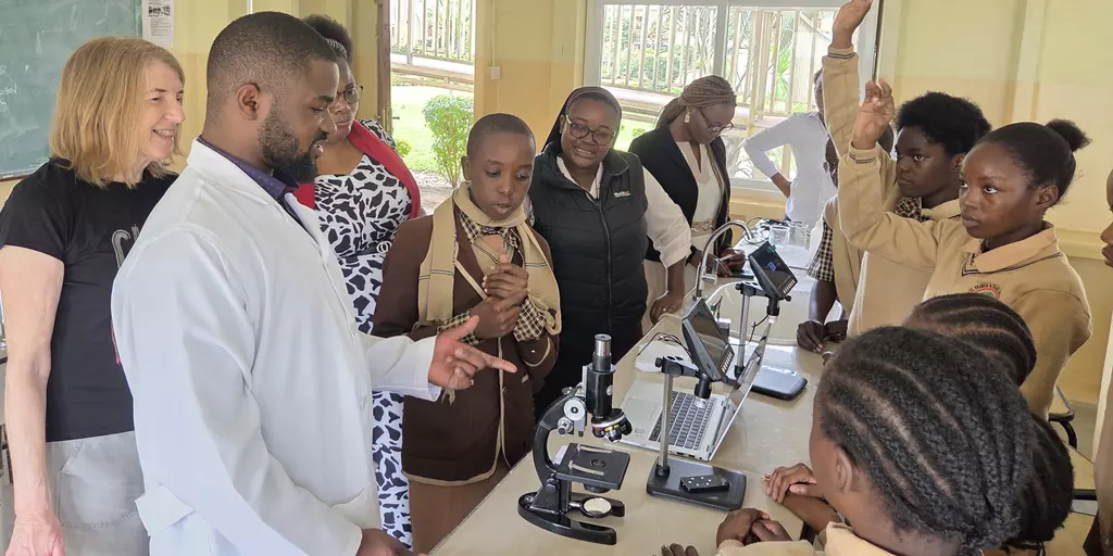 An der St. Francis-and-Clare-Schule in Sambia erklärt ein Chemielehrer den Schüler*innen die Funktionsweise eines Elektronenmikroskops.