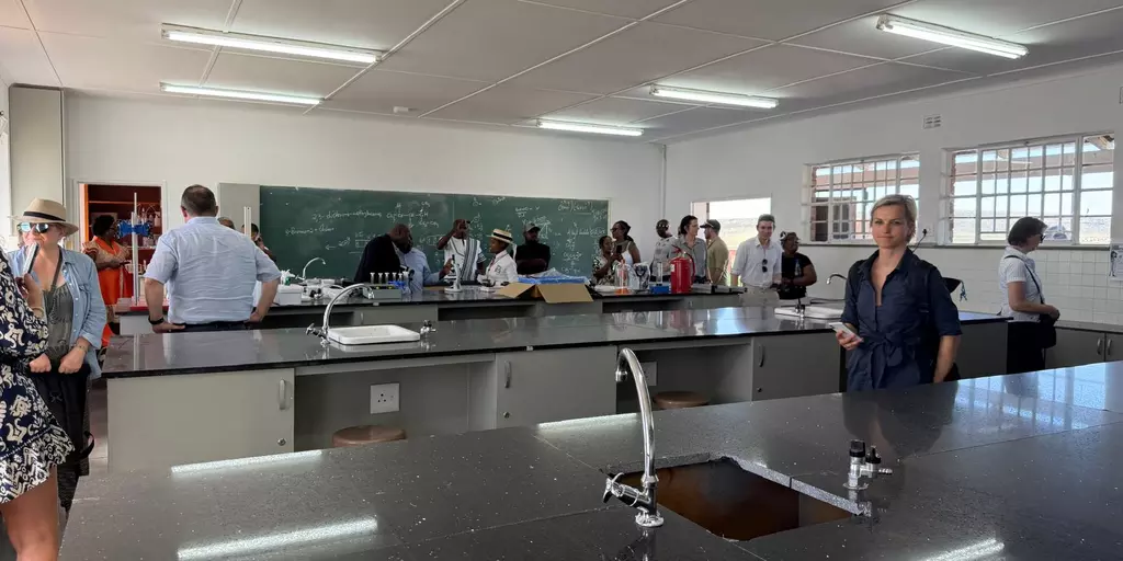 Ein Blick in die neuen naturwissenschaftlichen Klassenräume der Ekuphumleni-Sekundarschule in Südafrika, die von der Umckaloabo-Stiftung unterstützt wird.