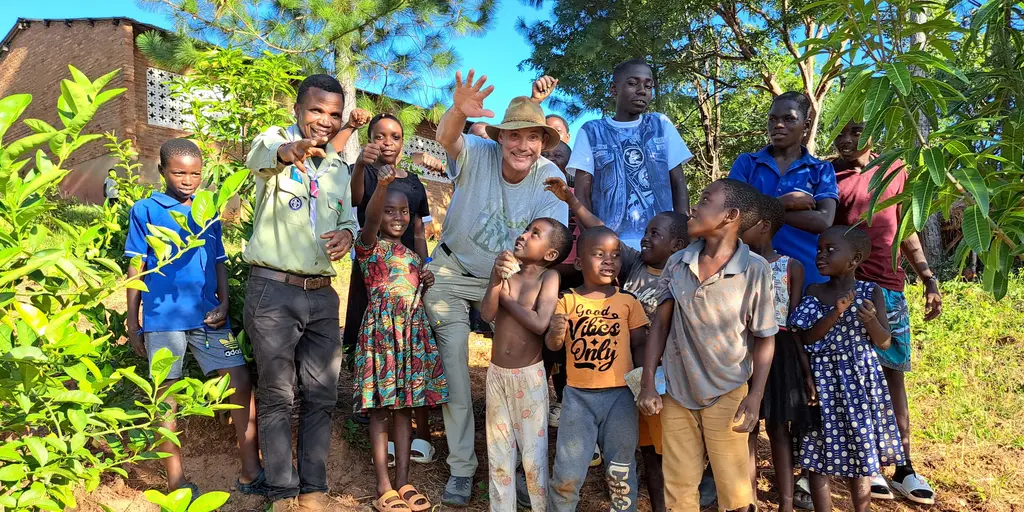 Ein Volunteer aus Deutschland nach einer Baumpflanzaktion in Malawi