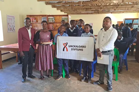 Einweihung der Schulbibliothek der St.-Mauritius-Sekundarschule in Malawi, die die Umckaloabo-Stiftung finanziell unterstützt