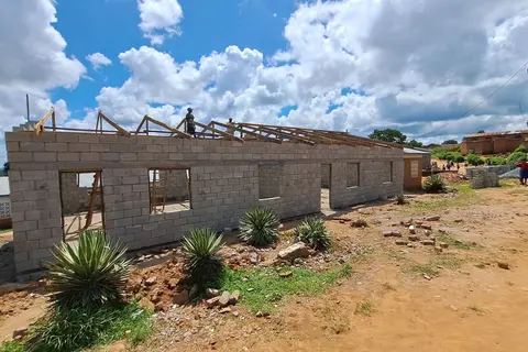 An der Lunyangwa-Primarschule für Mädchen in Malawi entstehen neue Klassenzimmer.
