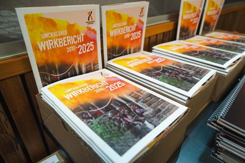 Der Wirkbericht 2025 der Umckaloabo-Stiftung ist beim Jubiläumsabend zur Mitnahme ausgestellt.