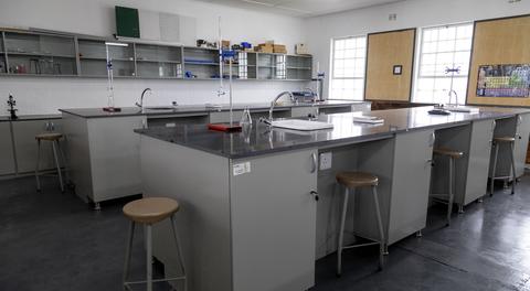 Das neue Science Lab an der Ekuphumleni-Sekundarschule in Südafrika.