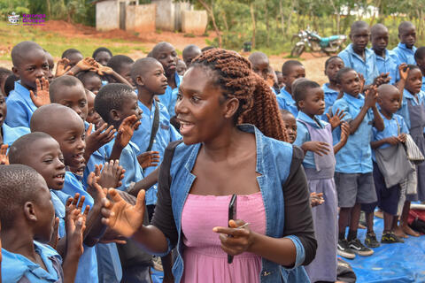 Schulkinder der Primarschule in Kameme, Distrikt Chitipa, in Malawi, mit einer Lehrerin