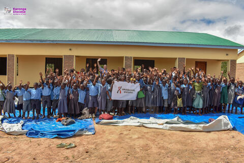 Schulkinder vor den neuen Schulgebaeuden der Primarschule in Kameme, Distrikt Chitipa, in Malawi