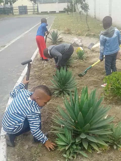 Kinder bei Gartenarbeit