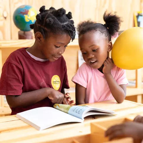 Zwei Kinder in der Lavel'iLanga-Montessori-Kita lesen in einem Buch