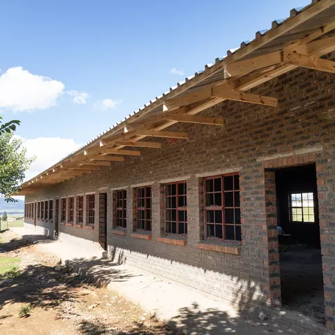 Aussenansicht der neu gebauten Klassenzimmer der Ekuphumleni-Sekundarschule