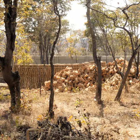 Baumaterial für die geplante Sekundarschule in Choma, Sambia, deren Bau die Umckaloabo-Stiftung fördert