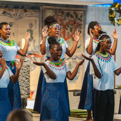 Der Masifunde Youth Choir aus Südafrika beim Auftritt in Karlsruhe auf Einladung der Umckaloabo-Stiftung