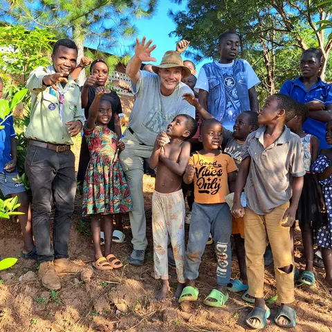 Ein Freiwilliger aus Deutschland bei einer Baumpflanzaktion mit Schülern in Malawi