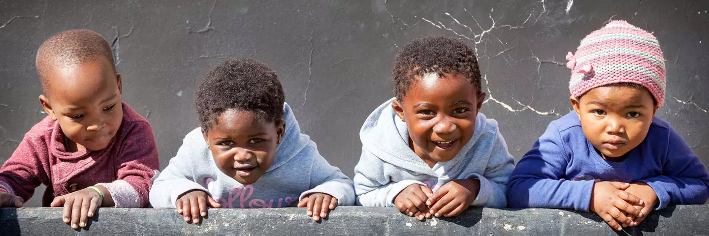 Vier kleine Kinder nebeneinander