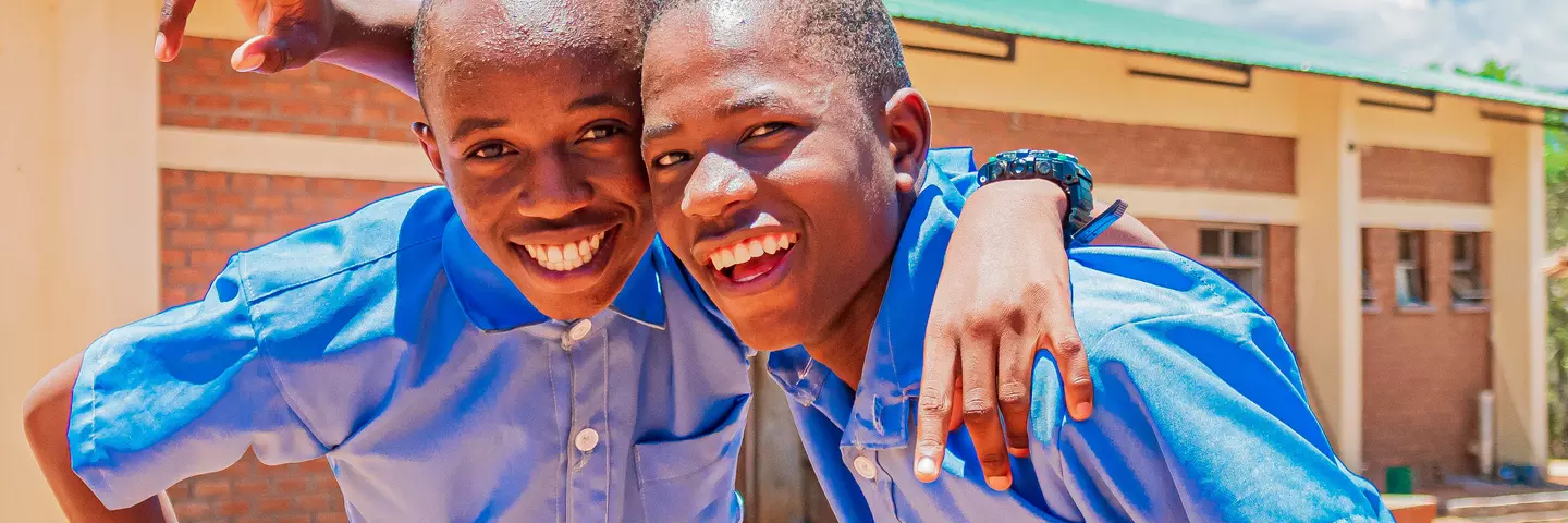 Zwei Schüler der St. Mauritius-Schule lachen
