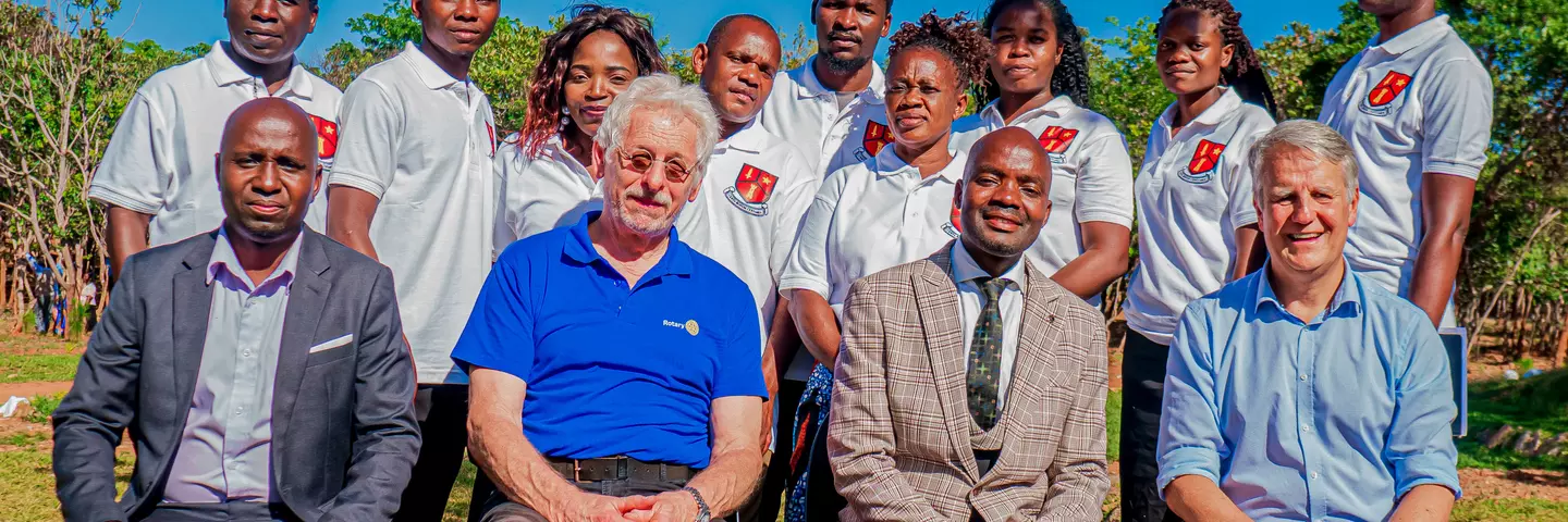 Uwe Bothur mit allen Lehrern der St. Mauritius-Sekundarschule