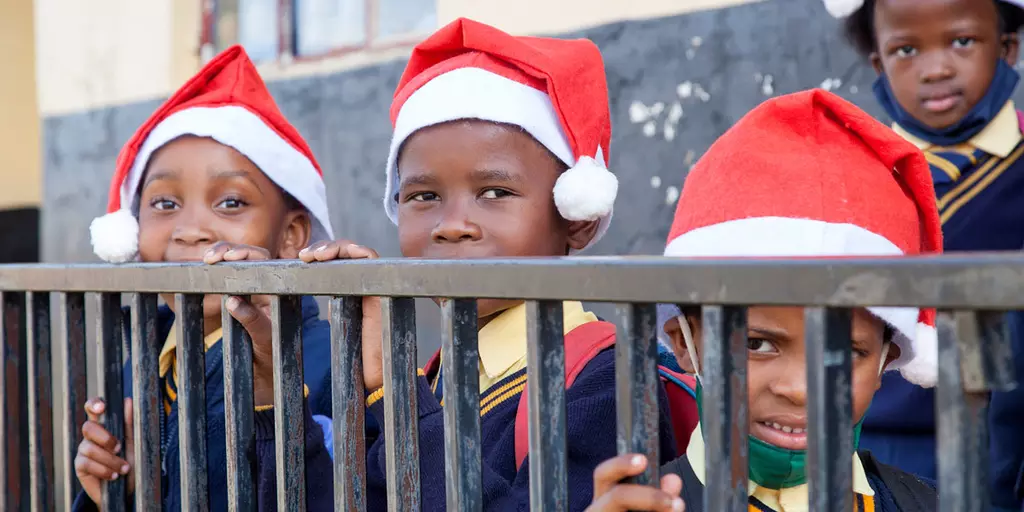 Kinder mit Weihnachtsmütze