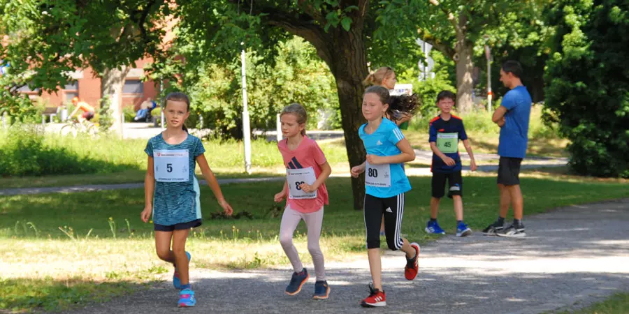 Kinder beim Spendenlauf in Ettlingen