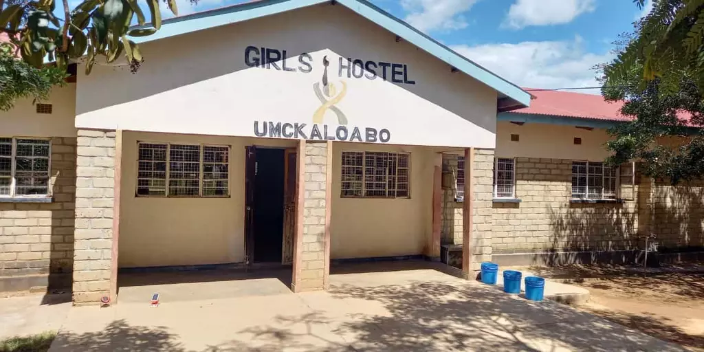 Das neu erbaute Klassenzimmer mit Bibliothek an der St.-Ignatius-Schule in Nthalire, Malawi