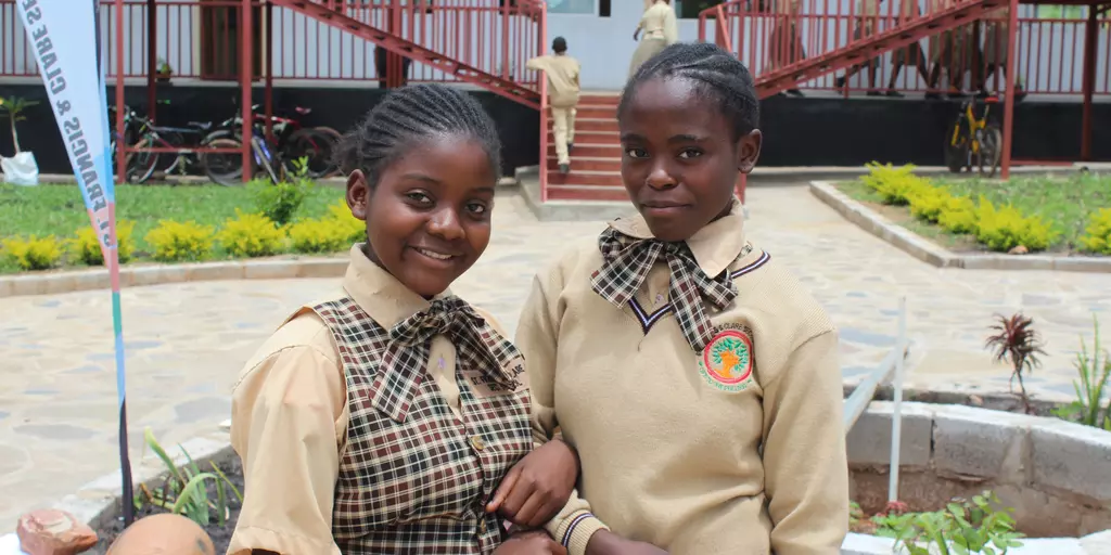 Zwei Schülerinnen an der St. Francis-and-Clare-Sekundarschule in Sambia