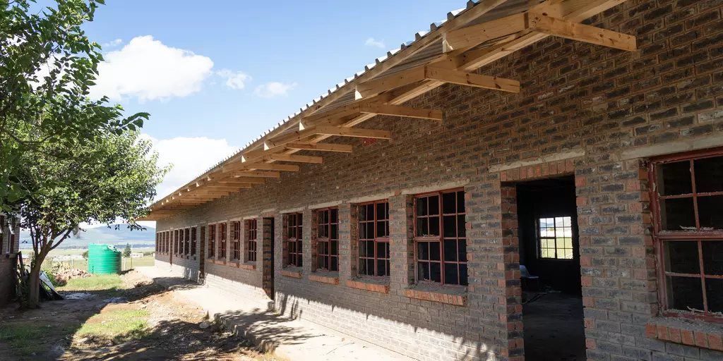 Aussenansicht der neu gebauten Klassenzimmer der Ekuphumleni-Sekundarschule