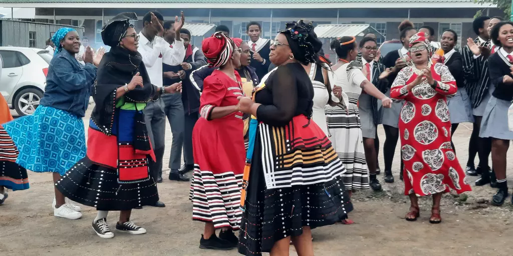 Lehrerinnen der Ekuphumleni-Schule begrüßen eine Projektreisegruppe der Umckaloabo-Stiftung