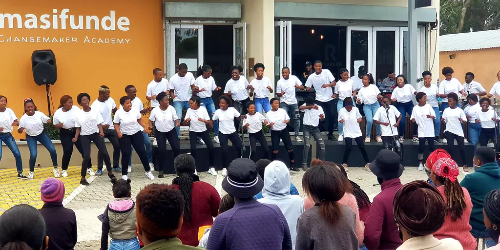 Der Masifunde-Chor singt bei einem Auftritt vor der Changemaker Academy