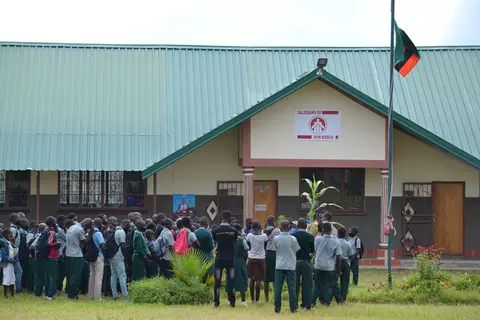 Schüler vor der Schulgebäude der Makululu School