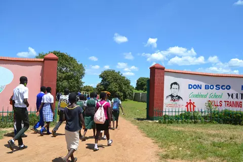 Schüler im Eingang der Makululu School