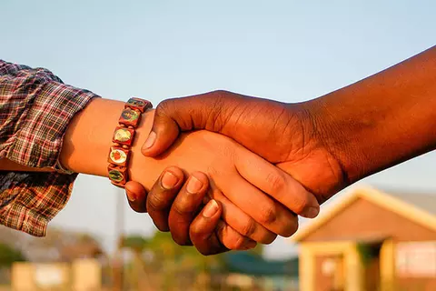 Handshake zweier Pfadfinder