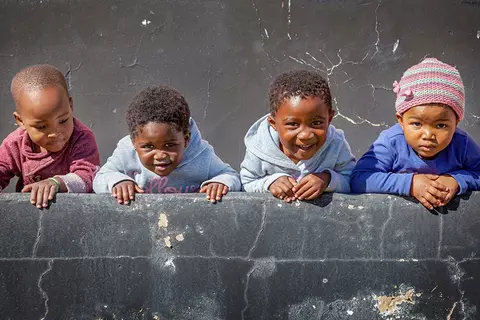 Vier kleine Kinder nebeneinander