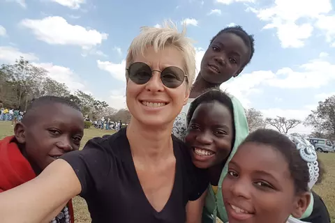 Volunteer mit Kindern