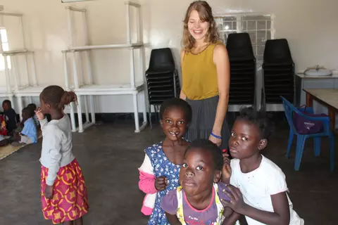 Volunteer mit Kindern