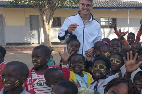 Volunteer mit Schülern