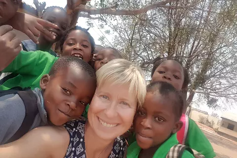 Volunteer mit Kindern