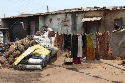 Häuser im Chipata Compund. Im Vordergrund Säcke mit Kohle, die in Sambia fürs Kochen genutzt wird.