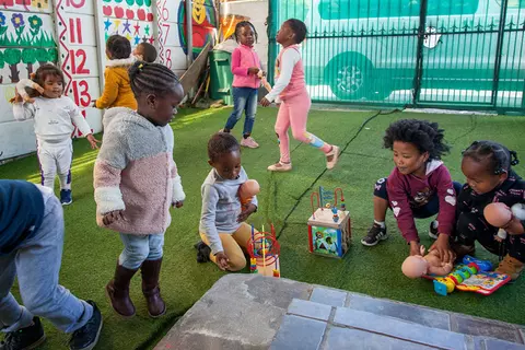 Kinder spielen im Kindergarten auf dem Boden