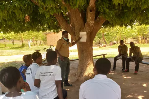 Scouts beim Workshop unter einem Baum