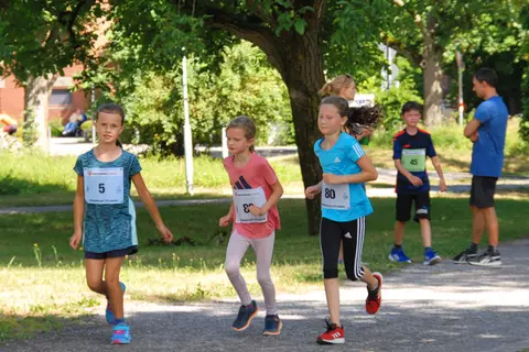 Kinder beim Spendenlauf in Ettlingen