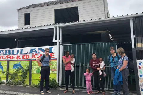 Reiseteilnehmerinnen vor der Jabulani-Kindertagesstätte in Südafrika