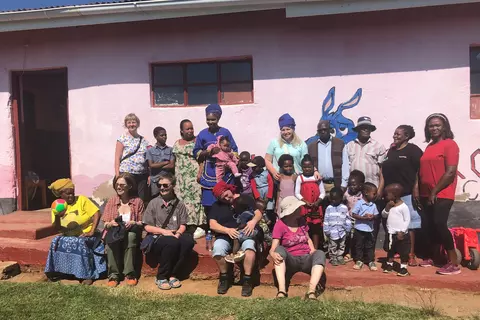 Kinder und Erzieherinnen der Mazingisi-Kita in Südafrika