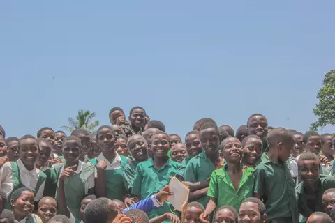 Primarschüler in Karonga, die sich auf die neue Sekundarschule freuen